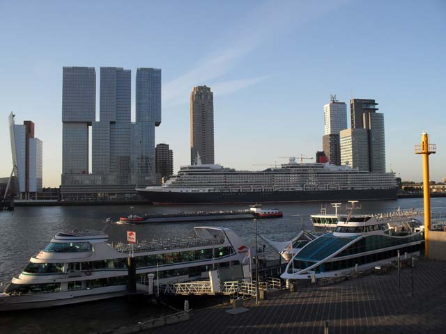 Cruiseschip ms Queen Elizabeth van Cunard Line aan de Cruise Terminal Rotterdam